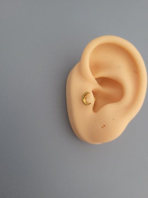 Piercing tragus lune 
